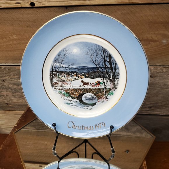 Avon Christmas Plate Series - 1979 - Dashing Through the Snow - Seventh Edition - Picture 5 of 5